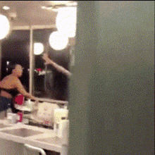 EG50I7Inxa0fxF5b.gif