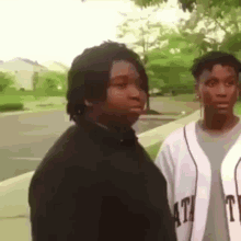 v6jK4b6HHesq4uWF.gif
