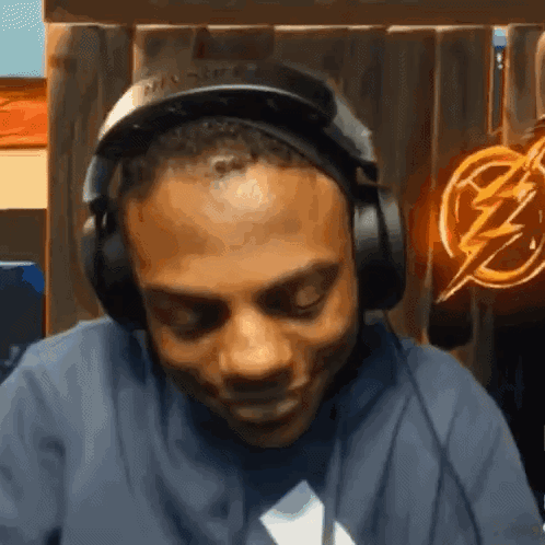 m69zYSFbmYs9p8dM.gif