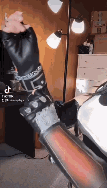 FMQLKJZ2UJoH0WN6.gif
