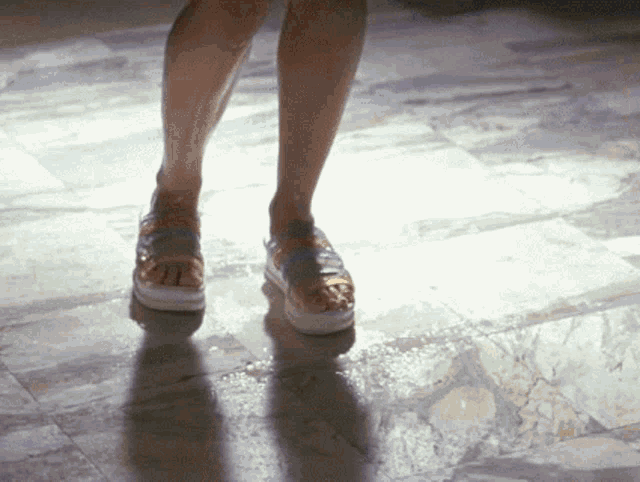 rjTWdigEoWnByxB4.gif