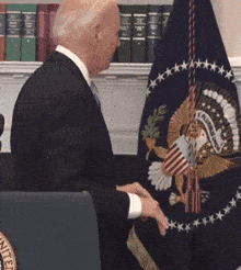 3xJ9WUwKciK6H24o.gif