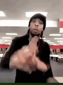 yHzUcjD2Atc5jOu4.gif