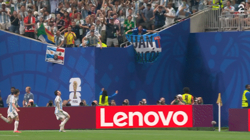 l4xuWG2YA7JWR3CR.gif